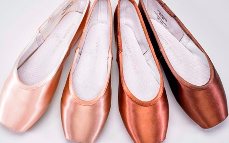 Le scarpe da punta marroni e bronzo di Freed of London sono più di due nuove proposte di catalogo:  è un segnale di inclusione forte e chiaro verso i ballerini di pelle scura